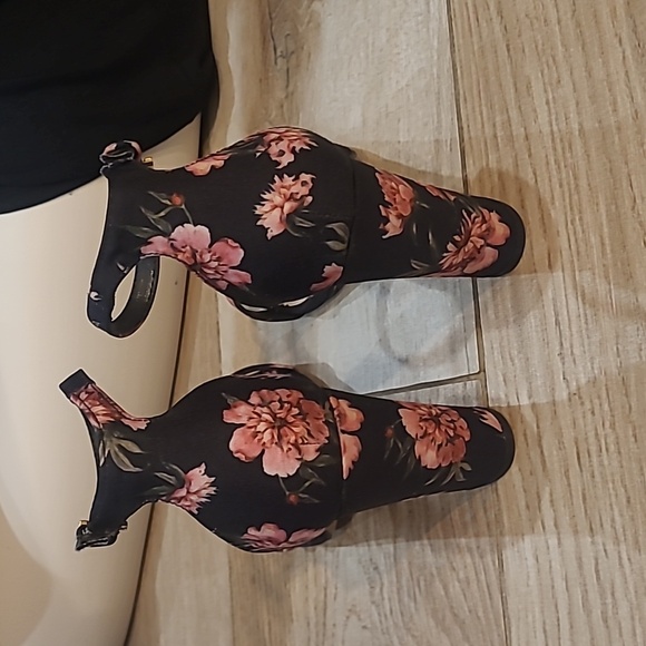 Shoes - Picture 6 of 7